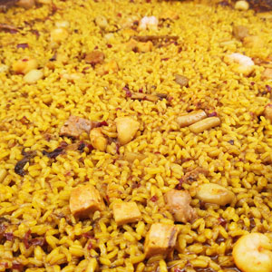 Arroz del senyoret seco, con gamba pelada, atún, merluza y calamar troceado, cocinado en fogón especial para paellas y servido en paellera tradicional.