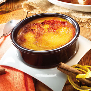 Postre helado de crema catalana con azúcar caramelizado