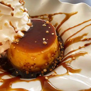 Flan de huevo casero con nata y caramelo