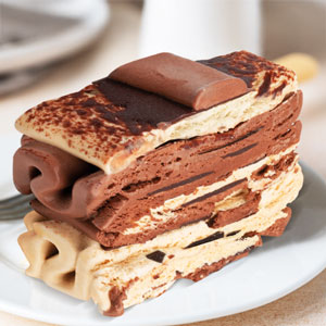 Gran Dama menorquina con capas de helado de nata, chocolate y café