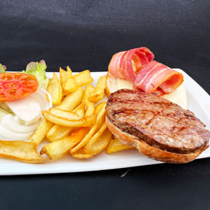 Hamburguesa de carne Angus a la brasa con tiras de bacon, queso, verduras frescas y guarnición de patatas fritas.