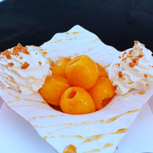 Nísperos con miel, nata montada y crujiente de galleta