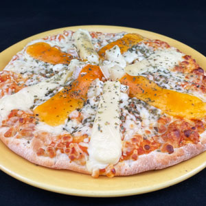 Pizza cuatro quesos con tiras de cheddar, queso de cabra, mozzarella y gouda sobre base de tomate y masa fina.