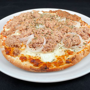 Pizza de atún con base de tomate, queso fundido, cebolla en aros y orégano sobre masa fina.