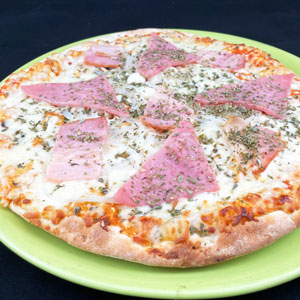 Pizza Big Ben con base de tomate, queso fundido, orégano y triángulos de jamón cocido y bacon sobre masa fina.