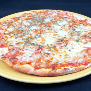 Pizza margarita con base de tomate, queso fundido y orégano sobre masa fina.