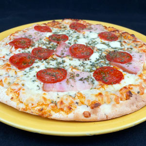 Pizza con rodajas de pepperoni, tiras de bacon, queso fundido y orégano sobre masa fina.