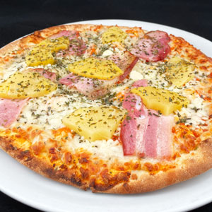 Pizza tropical con piña, tiras de bacon, queso fundido, tomate y orégano sobre masa fina.