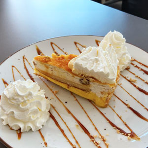Tarta helada de whisky con nata montada y caramelo