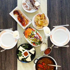 Menú Brisa de Bogavante con pan con all i oli y tomate, ensalada mediterránea, selección de quesos de la terreta, pulpo a la brasa y arroz caldoso de bogavante.