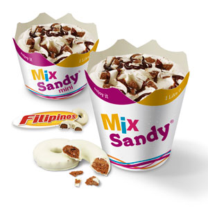 Postre helado Mix Sandy con galletas Filipinos blancos y sirope de chocolate, en vasos de tamaño grande y mediano.