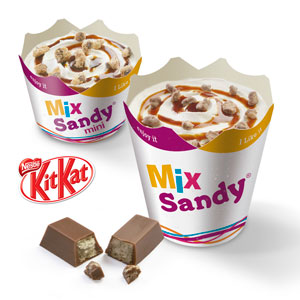 Postre helado Mix Sandy con trozos de Kit Kat y sirope, en vasos de tamaño grande y mediano.