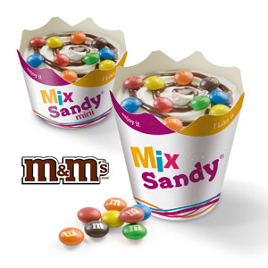 Postre helado Mix Sandy con M&M's de colores y sirope de chocolate, en vasos de tamaño grande y mediano.