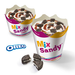 Postre helado Mix Sandy con galletas Oreo troceadas y sirope de chocolate, en vasos de tamaño grande y mediano.