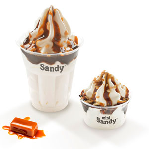 Sandy de caramelo con sirope y crocanti, en tamaño grande y mediano