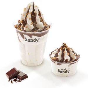Sandy de chocolate con sirope y crocanti, disponible en tamaño grande y mediano