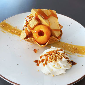 Tulipa de turrón con nísperos, miel, nata montada y crocante