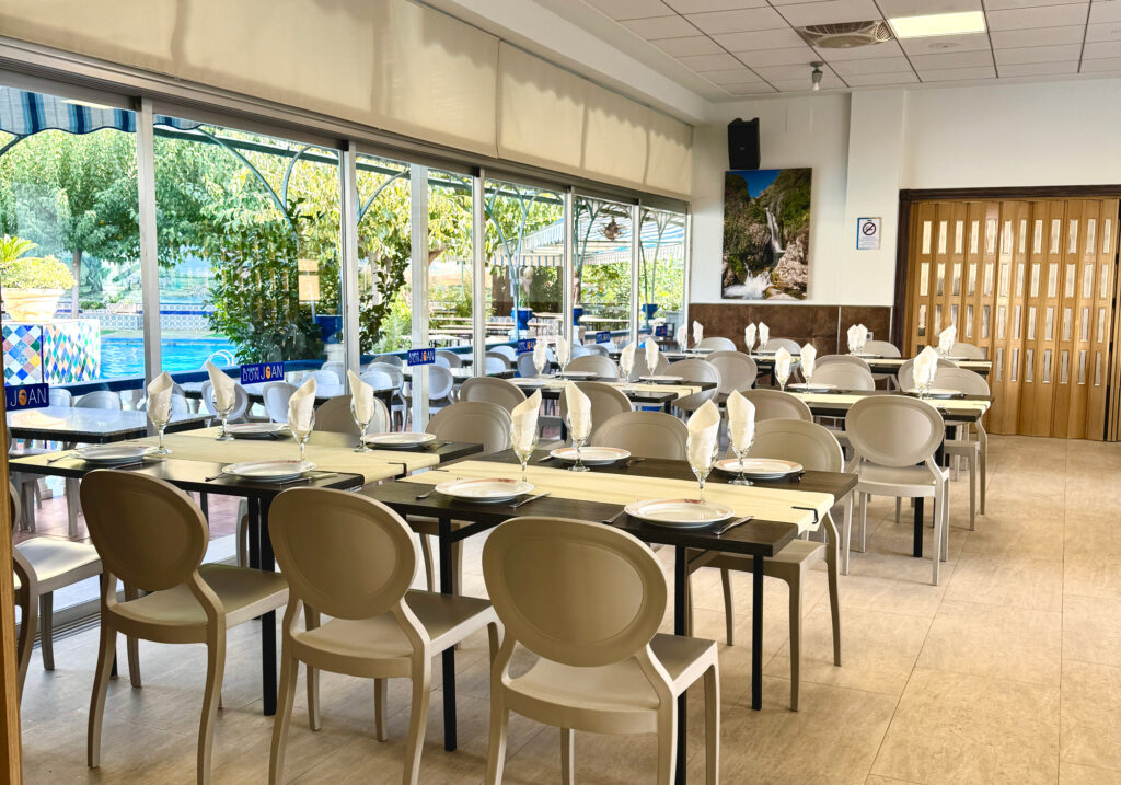 Comedor amplio para grupos y autobuses del Restaurante El Algar de Don Joan