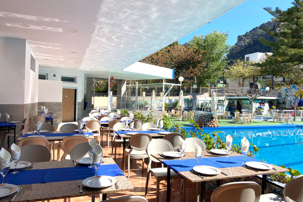 Restaurante El Algar de Don Joan parte de la terraza con vistas a la piscina, cerca de las Fuentes del Algar