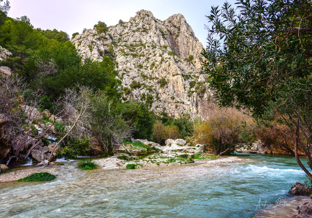 A un paso de las Fuentes del Algar, destino clave para excursiones y grupos.