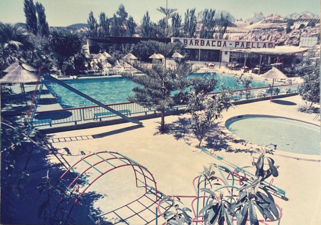 Foto antigua de la piscina del restaurante en Callosa d'En Sarrià