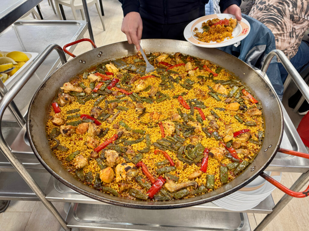 Trabajador emplatando una paella en en restaurante cerca de las Fuentes del Algar